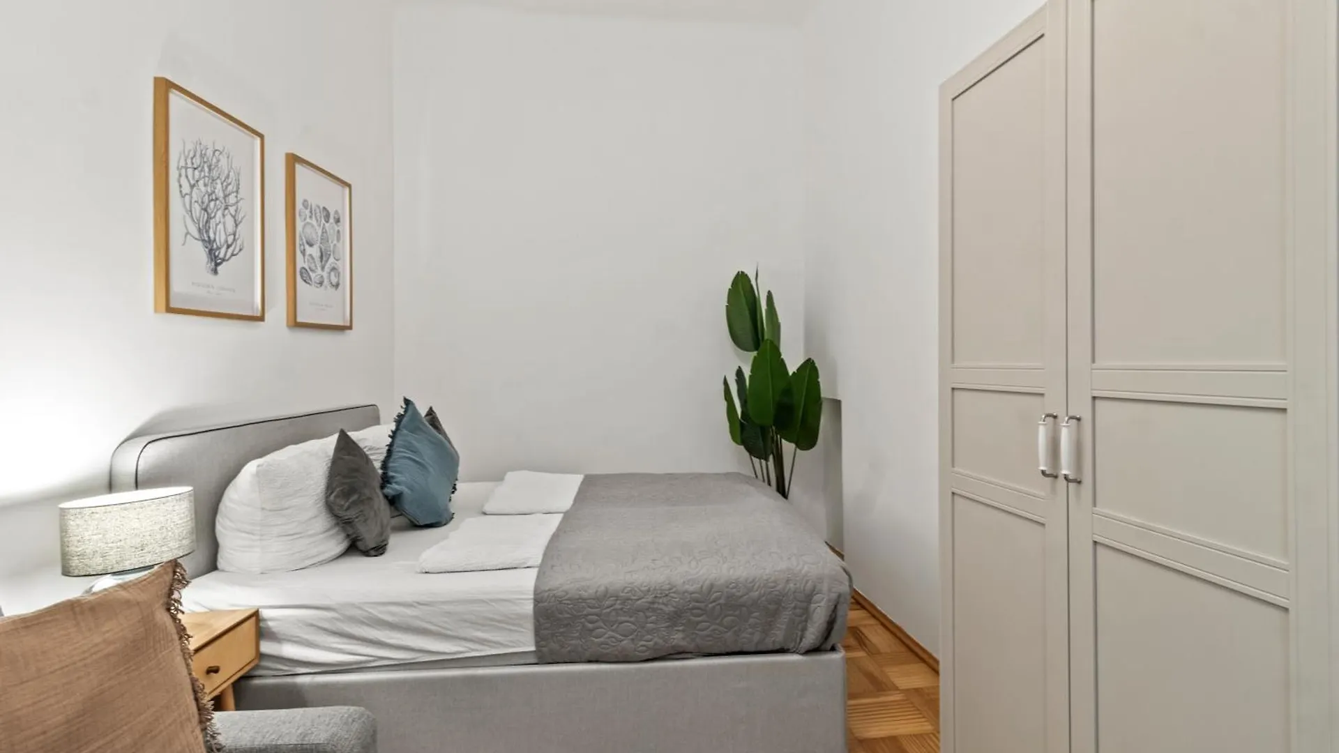 Central, 5 Min Walk To U4 Friedensbruecke Viena Apartamento